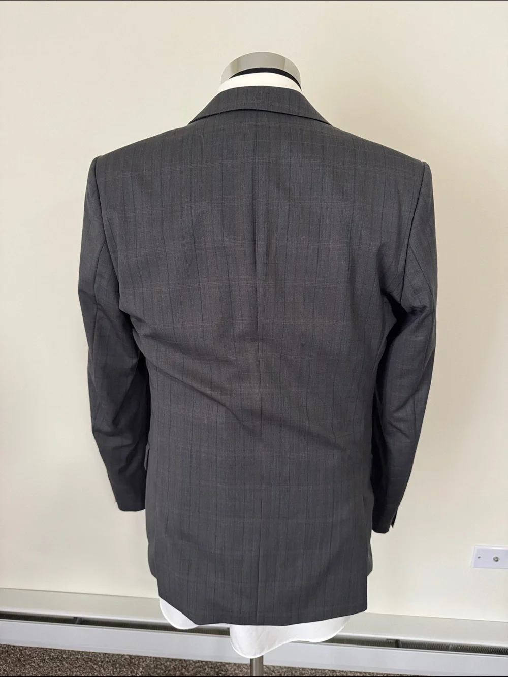 Hugo Boss mens 38R grey plaid 100% wool 2-button slim fit sport coat EUC